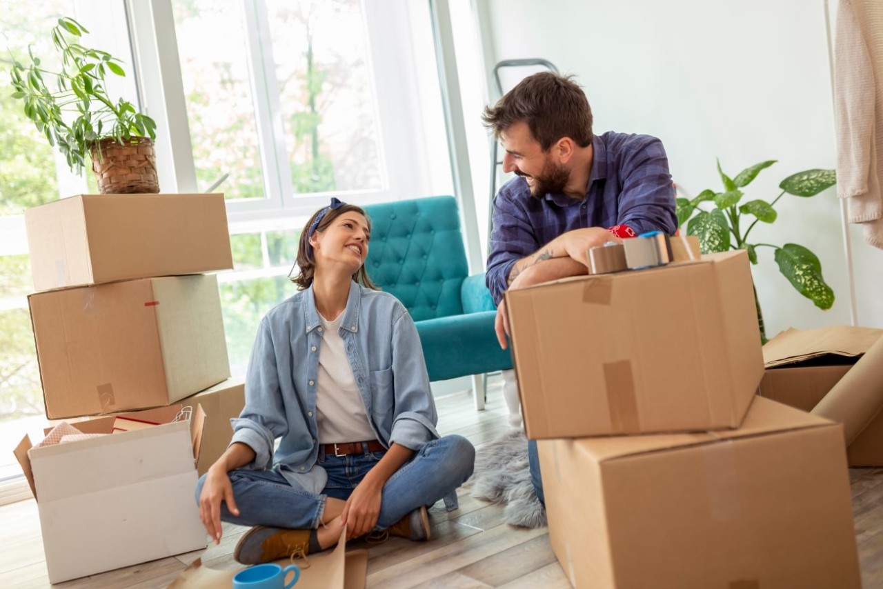 Un couple en plein préparatif d'un déménagement