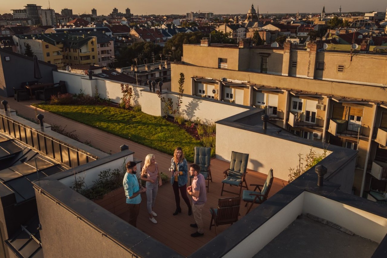 Des amis sur le toit d'un immeuble aménagé